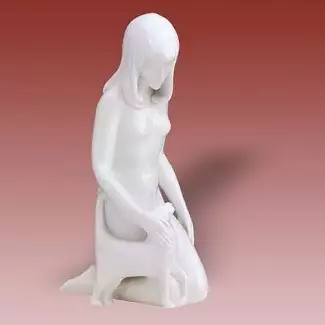 Bílá porcelánová figura dlouhá 13 cm Akt s kočkou