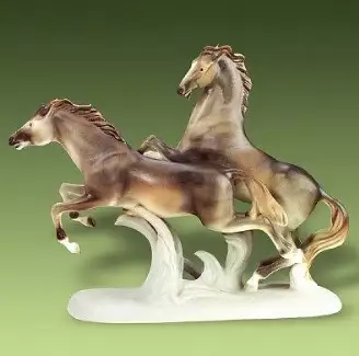 Ručně vyráběná figura o výšce 31 cm Běžící koně