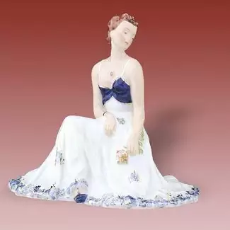 Unikátní porcelánová figura o délce 18,3 cm Dáma sedící s růžemi 