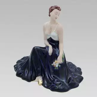 Černá porcelánová figura Dáma sedící s růžemi 