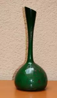 Designová skleněná váza koule malá - tmavě zelená barva 