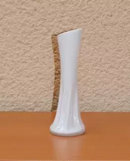 Designová skleněná váza malá atypického tvaru - bílá s elegantními vroubky na boku