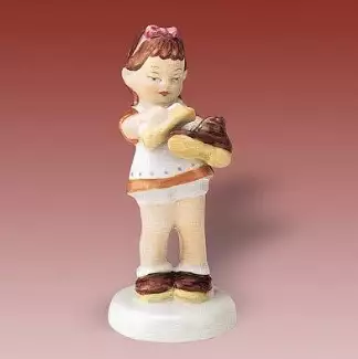 Unikátní figura z porcelánu o výšce 14,5 cm Děvčátko s botou IV
