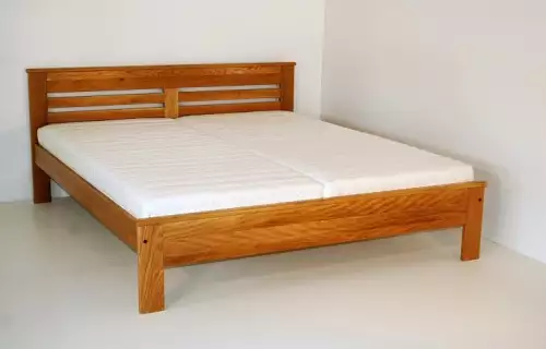 Dvoulůžková postel z masivu borovice ALČA