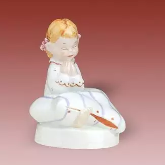 Unikátní ozdobná porcelánová figura o výšce 12 cm Holčička v peřince