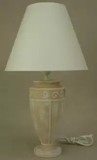 Bílá ozdobná stolní lampa Antik 
