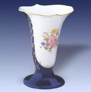 Zdobená porcelánová figura vysoká 20 cm Váza VIII