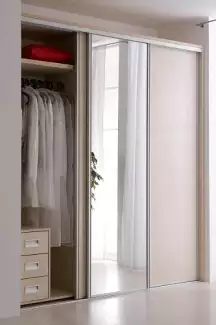 Elegantní vestavná skříň do všech typů ložnic