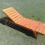 Dřevěné relaxační lehátko na zahradu