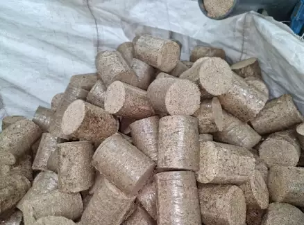 Dřevěné brikety ze stlačených pilin a hoblin - 30 kg