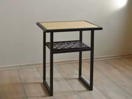 Noční stolek v moderním designu a kombinaci kovu s masivním dřevem David