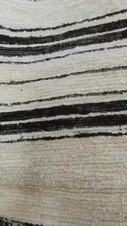 Ručně tkaný koberec 100x50 cm, béžový s černý pruhem