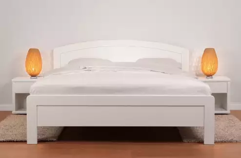 Masivní manželská postel Monika z dubu s rovnými rohy