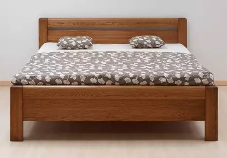 Klasická masivní postel Arya z dubu nebo průběžného buku