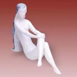 Bílá dekorativní figura dlouhá 32,8 cm Akt Babeta
