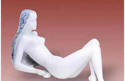 Tradiční figura z porcelánu vážící 780 gramů  Akt Cecílie