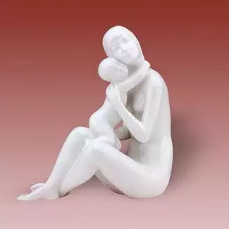Bílý ozdobný porcelán dlouhý 18,5 cm Akt mateřství
