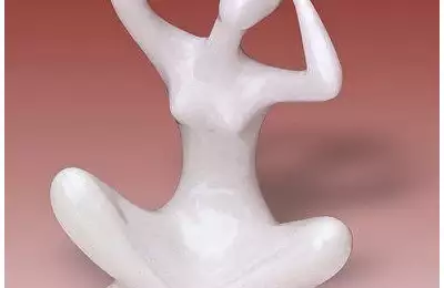 Tradičně vyráběná porcelánová figura o výšce 13,5 cm Akt sedící III