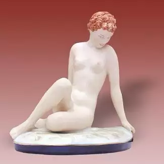 Tradiční a ručně vyráběná porcelánová figura vysoká 21,8 cm Akt sedící v trávě