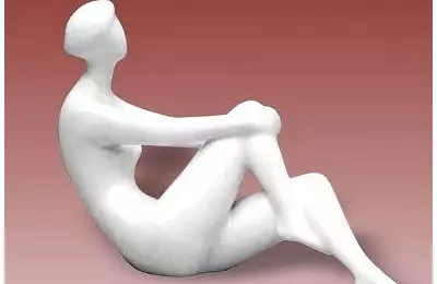 Ručně vyráběná porcelánová figura  o výšce 18 cm Akt VII