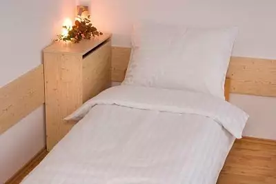 Bílé ložní povlečení s vodorovnými proužky Atlas grádl