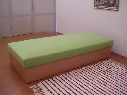 Čalouněná válenda s úložným prostorem z lamina B1 L