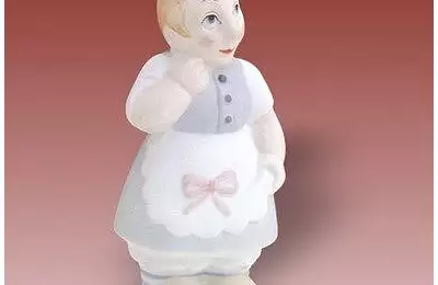 Ručně vyráběná porcelánová figura o délce 6 cm Babka s drdolem