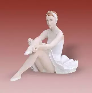 Bílá ozdobná porcelánová figura Baletka v šatně