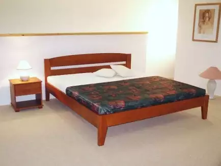 Pevná buková postel Barbora