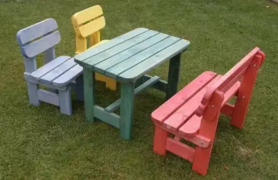 Barevná dětská zahradní sestava - stůl, lavice a 2x židlička