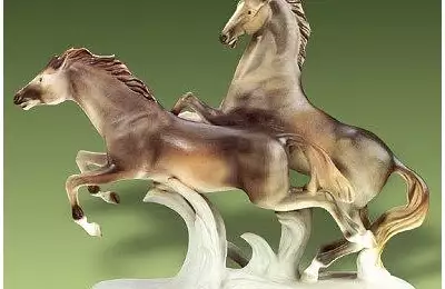 Ručně vyráběná figura o výšce 31 cm Běžící koně