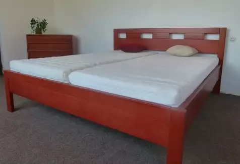 Buková postel Lucie v moření třešeň