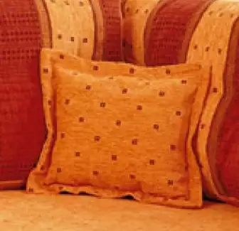 Čalouněný polštář s lemem menší