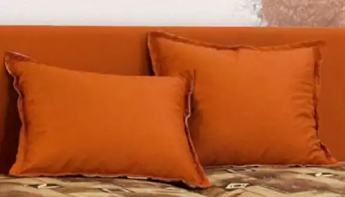 Čalouněný polštář s lemem větší