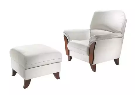 Klasické křeslo s bukovými prvky Čestmír