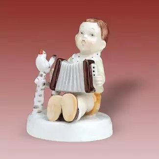 Dekorativní porcelán o výšce 11 cm Chlapec sedící s harmonikou