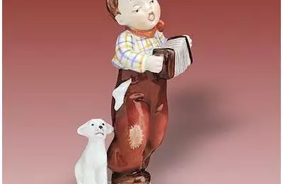 Figura z porcelánu dlouhá 8,5 cm Chlapec stojící s harmonikou