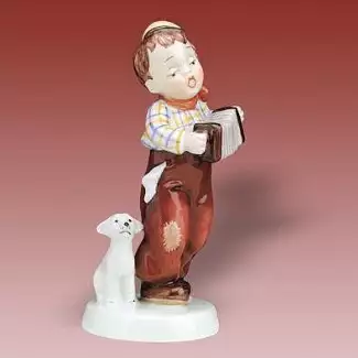 Figura z porcelánu dlouhá 8,5 cm Chlapec stojící s harmonikou