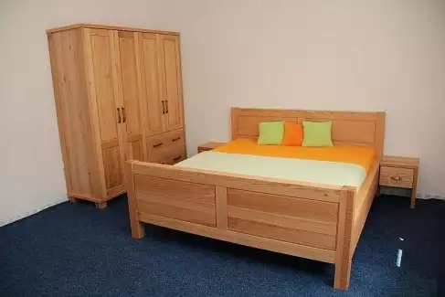 Masivní dvojlůžko Bára