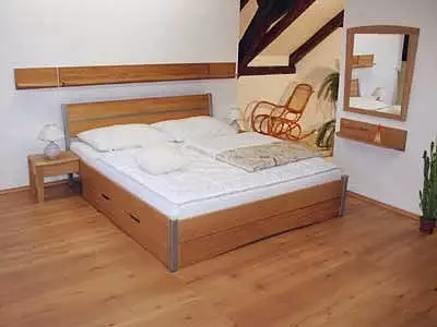 Masivní buková postel Connor 