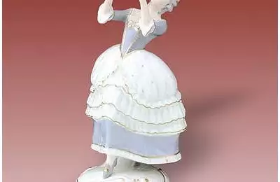 Ručně vyráběná porcelánová figura o délce 12 cm Dáma rokoko