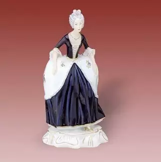 Ručně vyráběná porcelánová figura o délce 15 cm Dáma rokoko XXIII