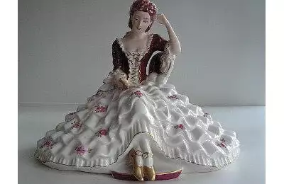 Unikátní ozdobná porcelánová figura Dáma s knihou III