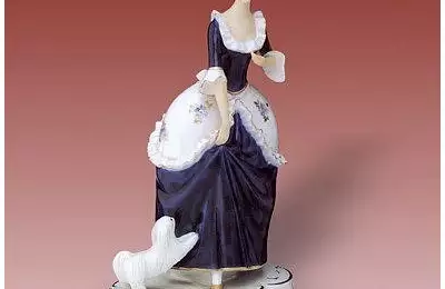 Figurální porcelán o výšce 23,5 cm Dáma s psíkem
