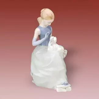 Originální porcelánová figura o výšce 25 cm Dáma s psíkem III
