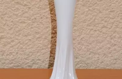 Designová skleněná váza malá atypického tvaru - bílá s elegantními vroubky na boku