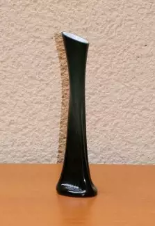 Designová skleněná váza malá atypického tvaru - černošedý dekor