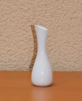 Designová skleněná váza malá - bílá s elegantními vroubky na boku