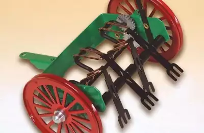 Dětská hračka přípojná ke všem traktorům Obracečka