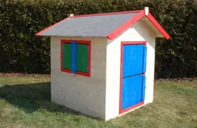 Dětský domek s lepenkovou střechou
